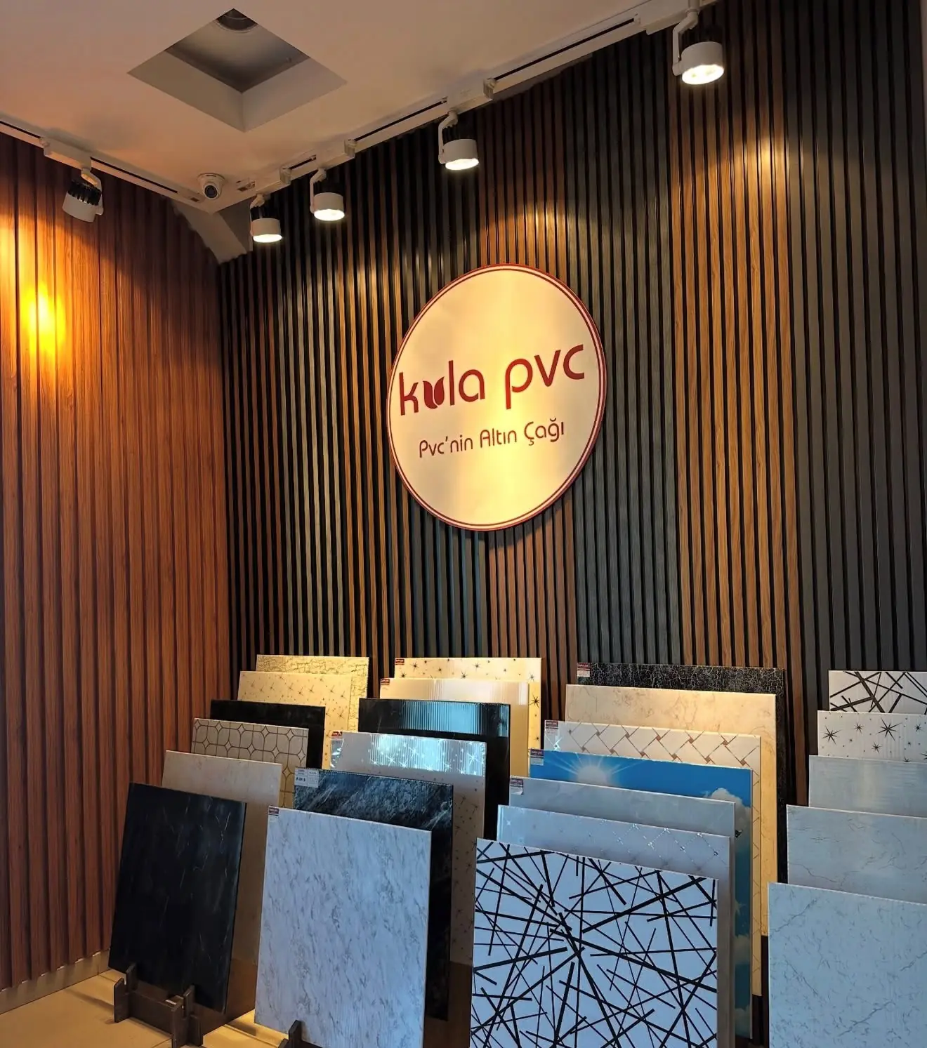 Kula PVC showroom: ahşap çıta görünümlü dekoratif duvar panelleri ve 60x60 PVC asma tavan numuneleri